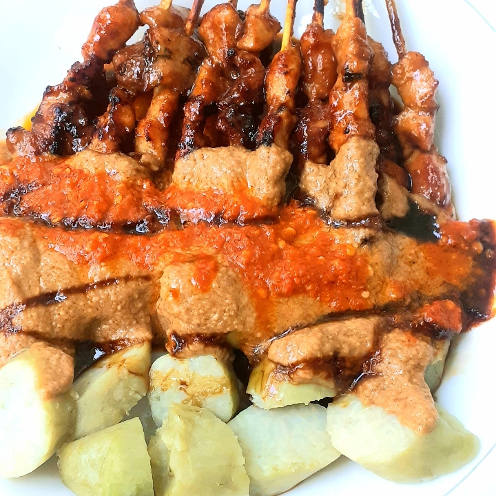 sate ayam sama lontong