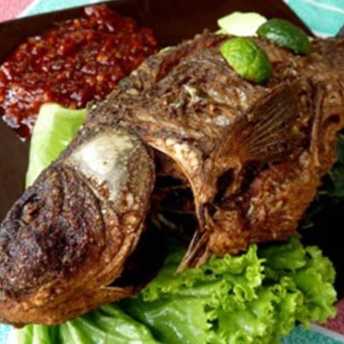 satu ekor ikan mas goreng