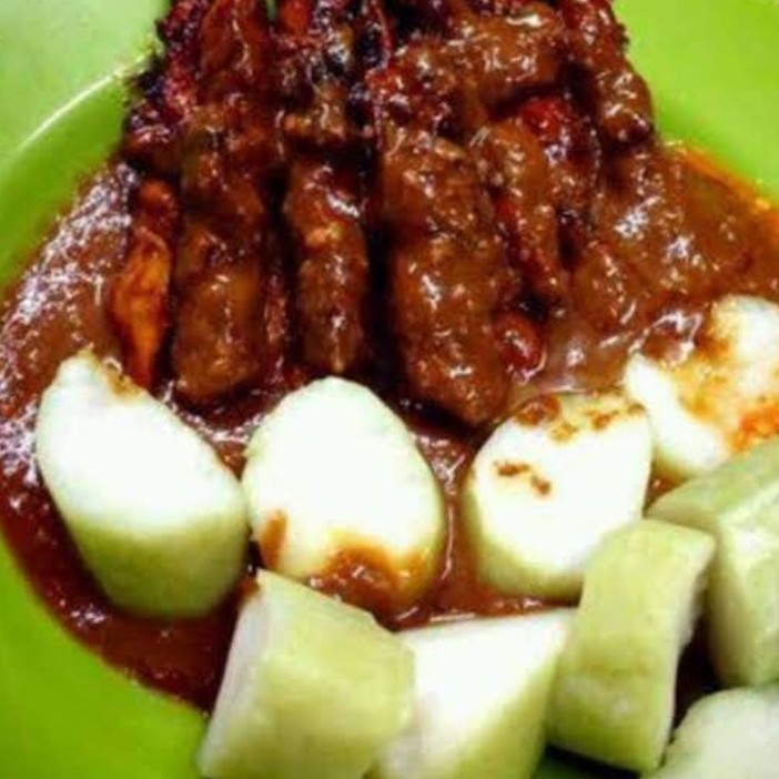 seporsi lontong dan sate