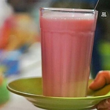 susu hangat strawberry